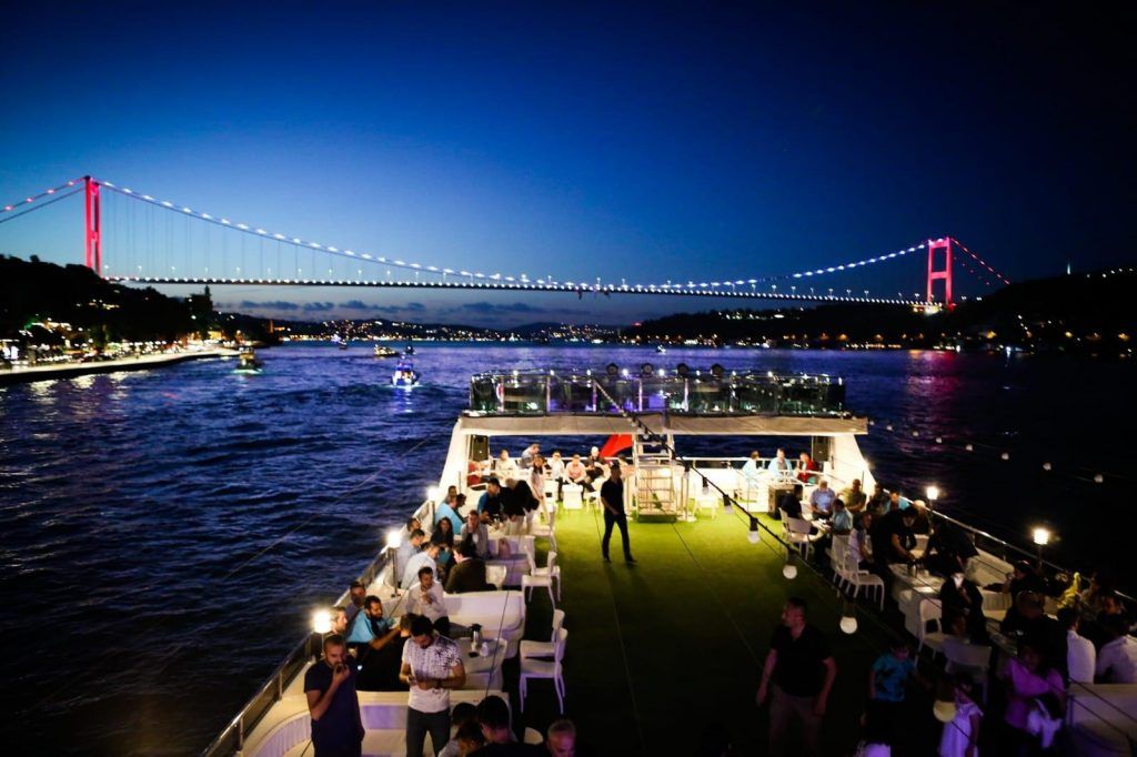 İstanbul Boğazı’nda Bir Düğün Masalı: Bosphorus Tekne Turu İle Hayallerinizi Gerçeğe Dönüştürün