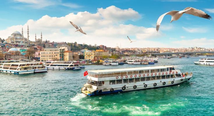 Boğazın Masmavi Sularında Kaybolun: Bosphorus Tekne Turu Deneyimi