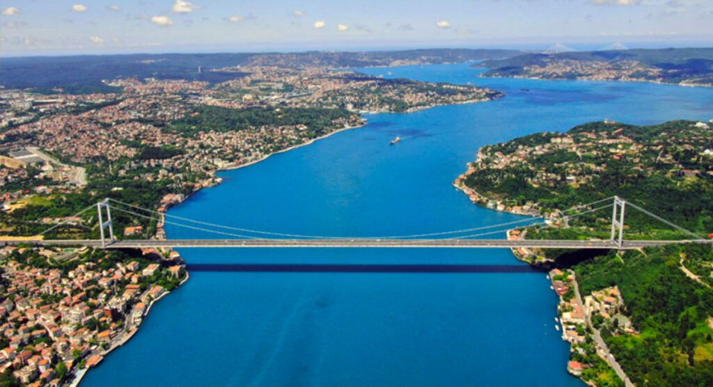 İstanbul’da Tekne Turu: Boğazın Eşsiz Güzelliklerini Keşfetmenin En Keyifli Yolu