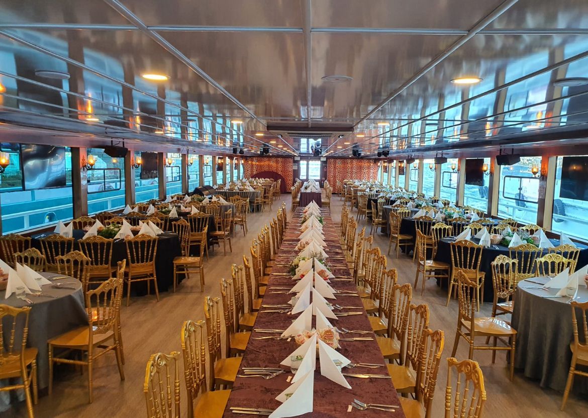 Bosphorus’un Büyüsünde Yatta Özel Akşam Yemeği: Unutulmaz Bir Deneyim